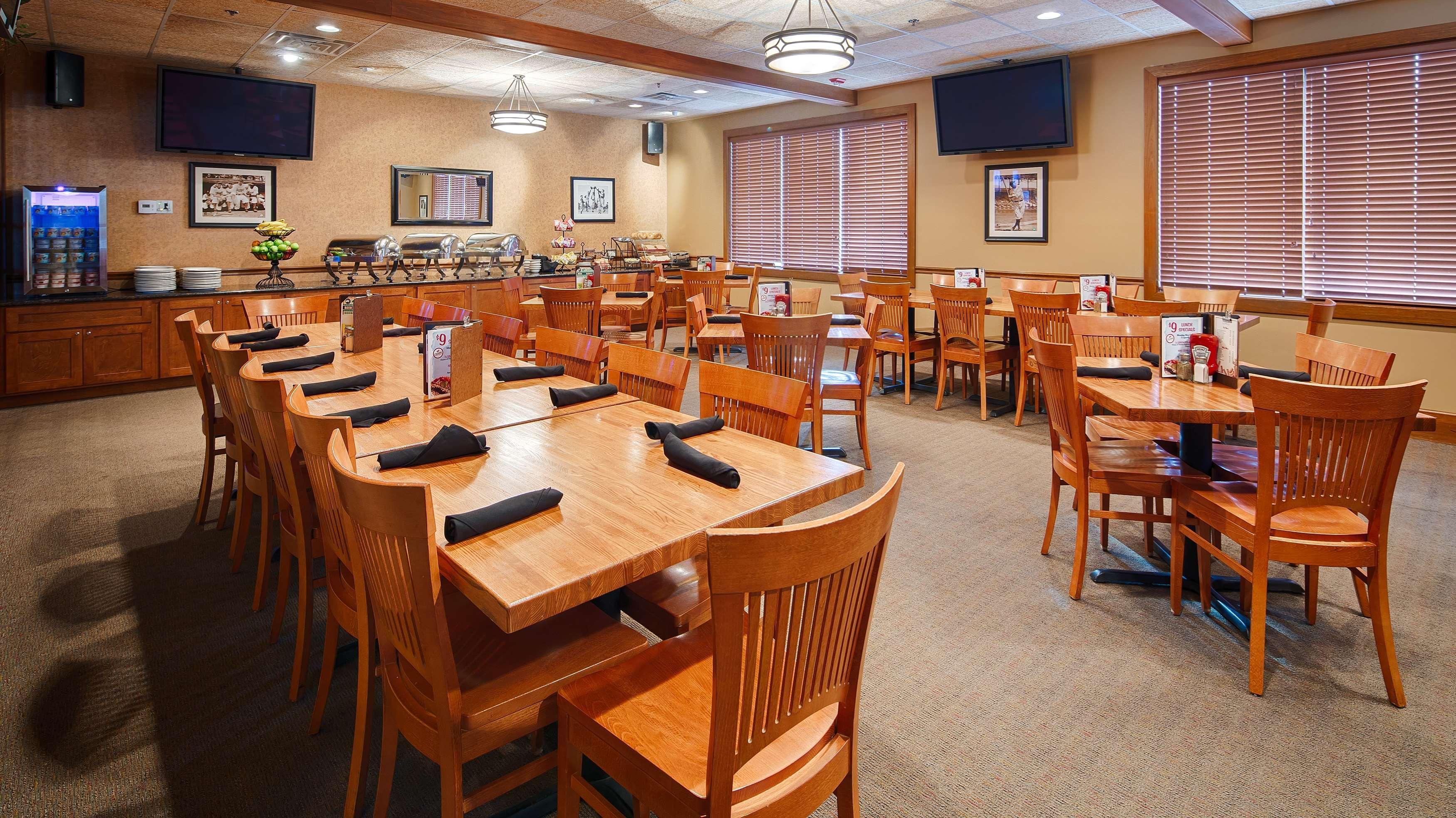 Best Western Plus Dubuque Hotel And Conference Center Exterior photo